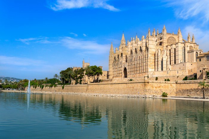 Vivienda junto al agua en un entorno mediterráneo