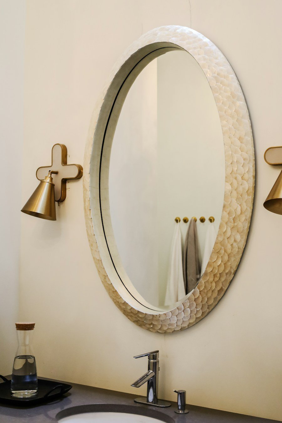 Baño moderno con acabados claros y ducha amplia